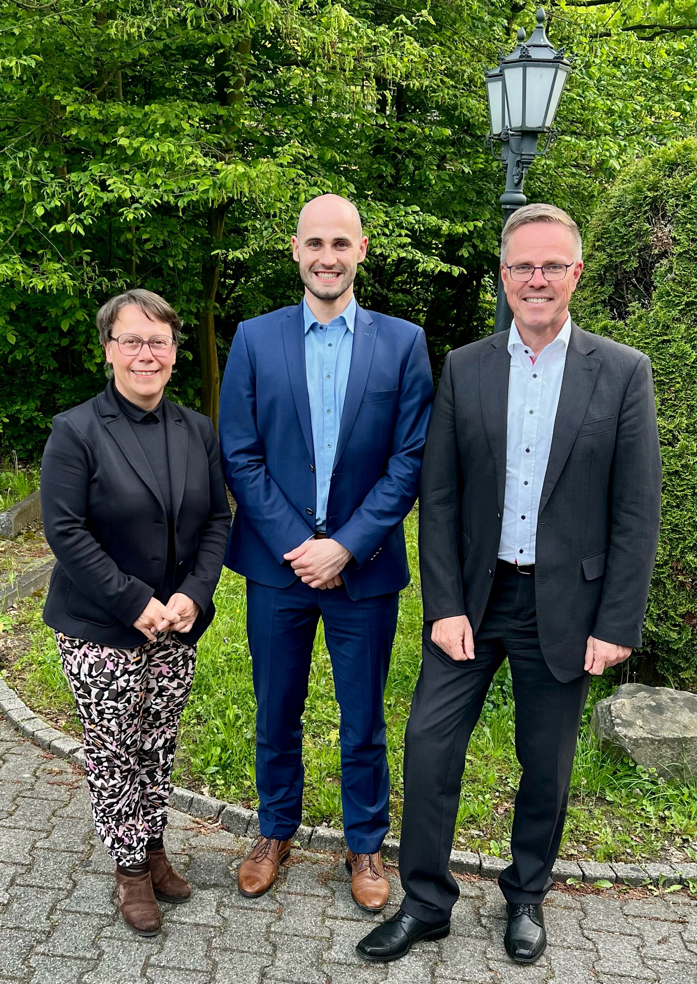 The photo shows from left to right: Dr. Christina Reinhardt, Dr. Simon Fahle and Prof. Dr. Bernd Kuhlenkötter.