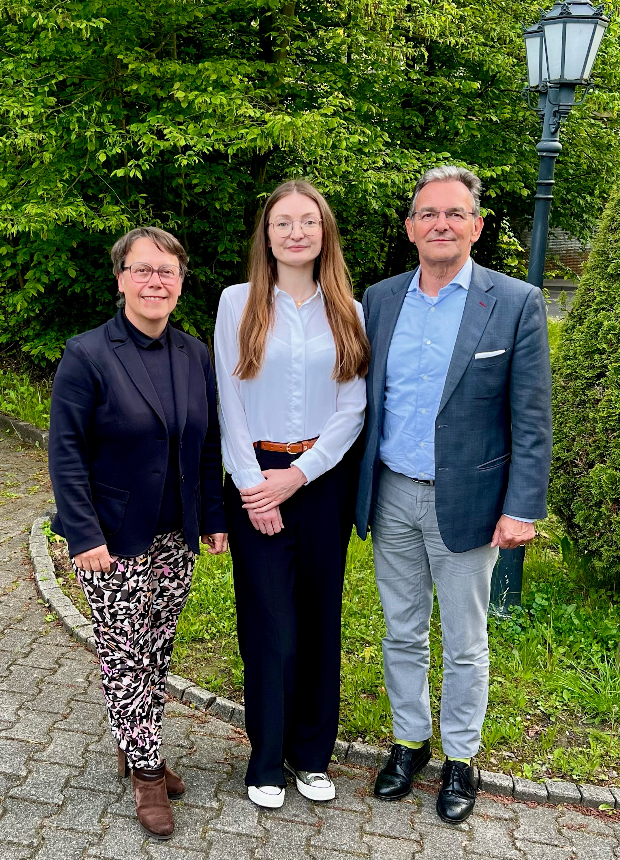 Foto der Gewinnerin Anna Nowotsch und Prof. Dr. Bernhard Pellens.