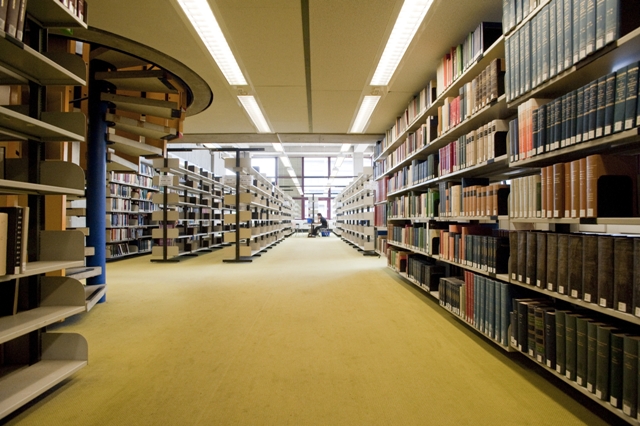 Bücherregale in der Bibliothek